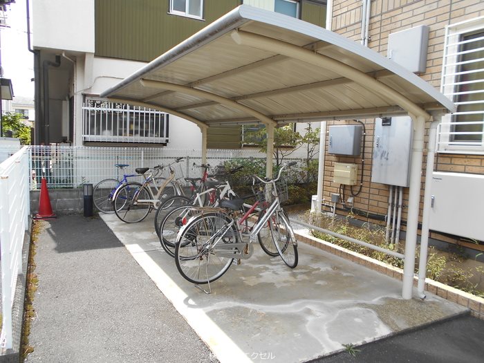 マロウコート 屋根付きの駐輪場です。