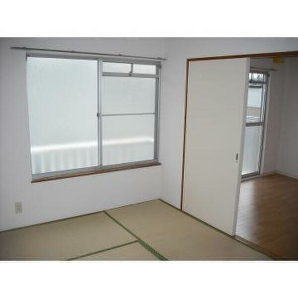 エステートピア原４ 綺麗な和室のお部屋です。