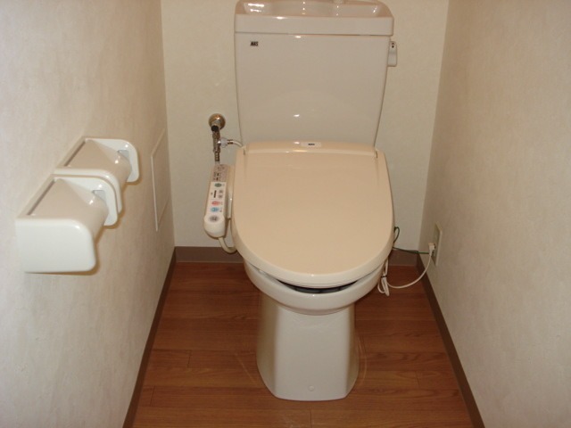 アシューレ 嬉しいウォシュレット付のトイレです。