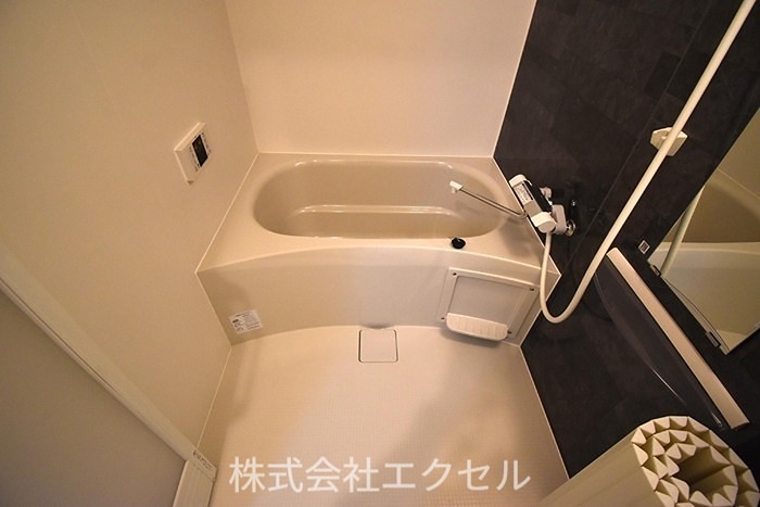 Dスクエア乞田 追い焚き、浴室乾燥機付き。