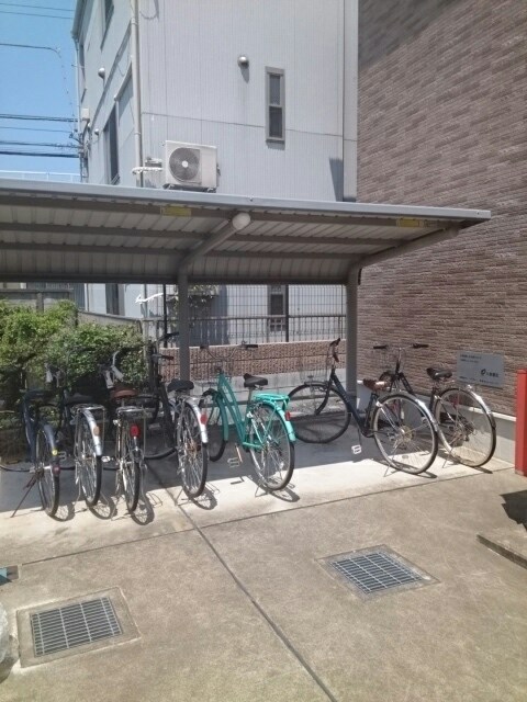 コンフォートヤマダヤ 屋根付きの駐輪場です。