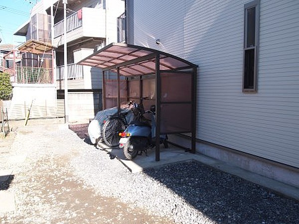 オオサワハイツ 屋根付の駐輪場完備です。