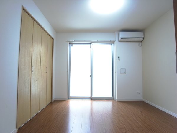 リブリYotsuya 南向きで明るい室内です。