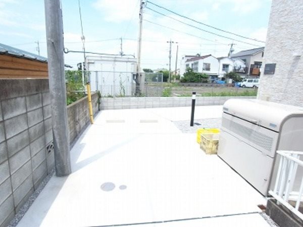 リブリYotsuya 敷地内ごみ置き場ございます。