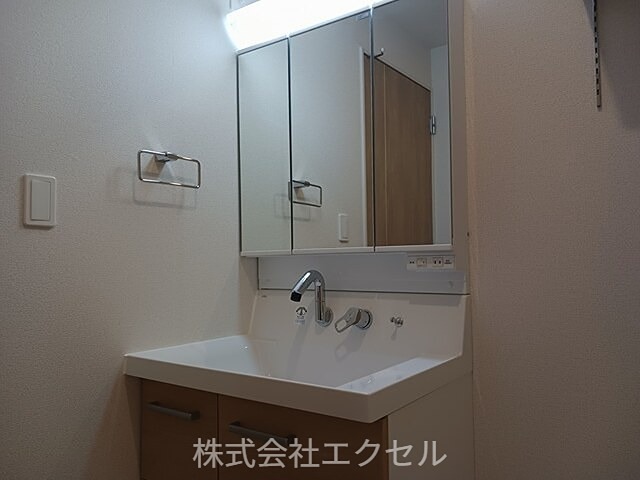 ネオブライツ1 独立洗面台です。
