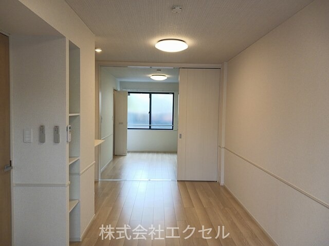 ネオブライツ1 明るい室内です。