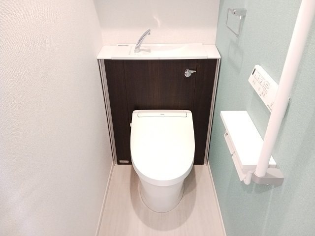 アルモニー 温水洗浄便座です。