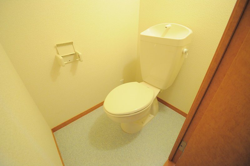 レオパレスエスペランサ分梅 清潔感のあるトイレです。