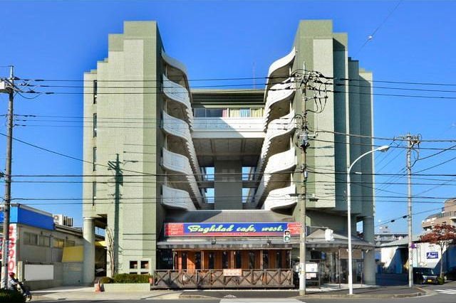 駅近の建物です。