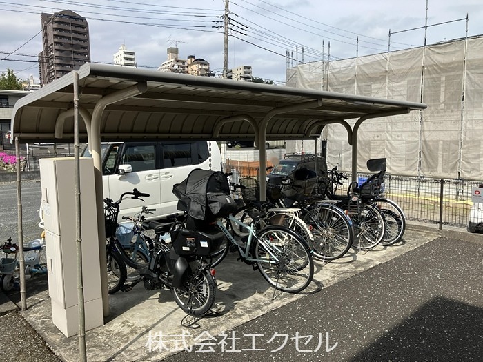 サンパレス青梅 屋根付きの駐輪場です。