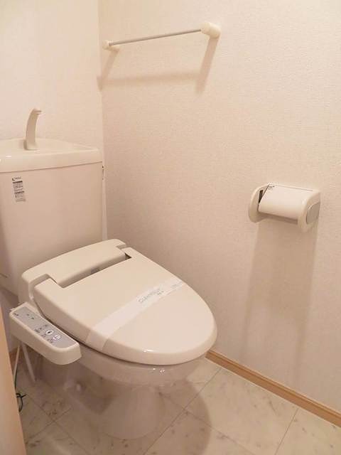 シュティルシェーネ 温水洗浄便座です。