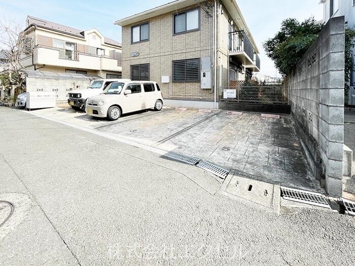 ローズコート美園 敷地内駐車場