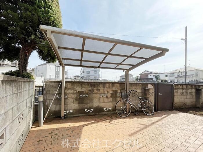 ローズコート美園 屋根付きの駐輪場