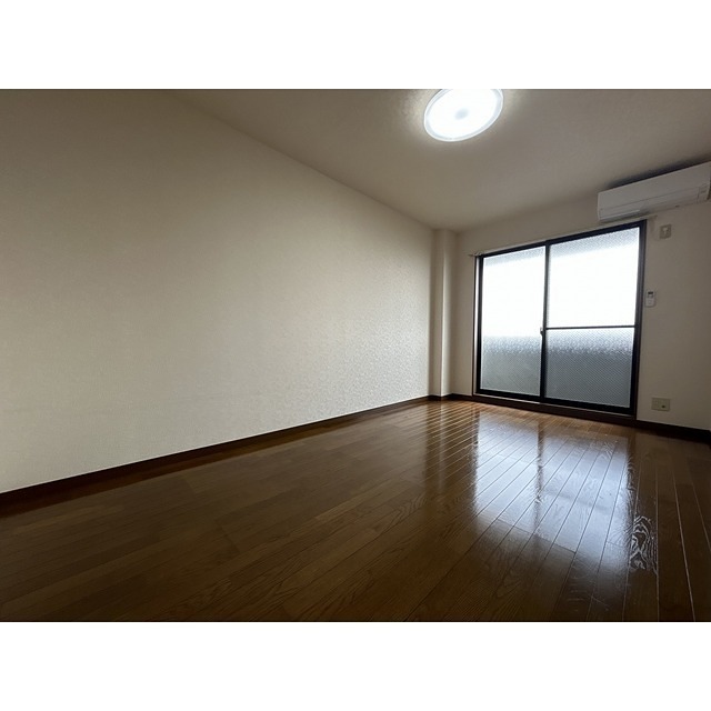 アンプルールフェールメルベェイユー フローリング仕様の綺麗な室内です。
