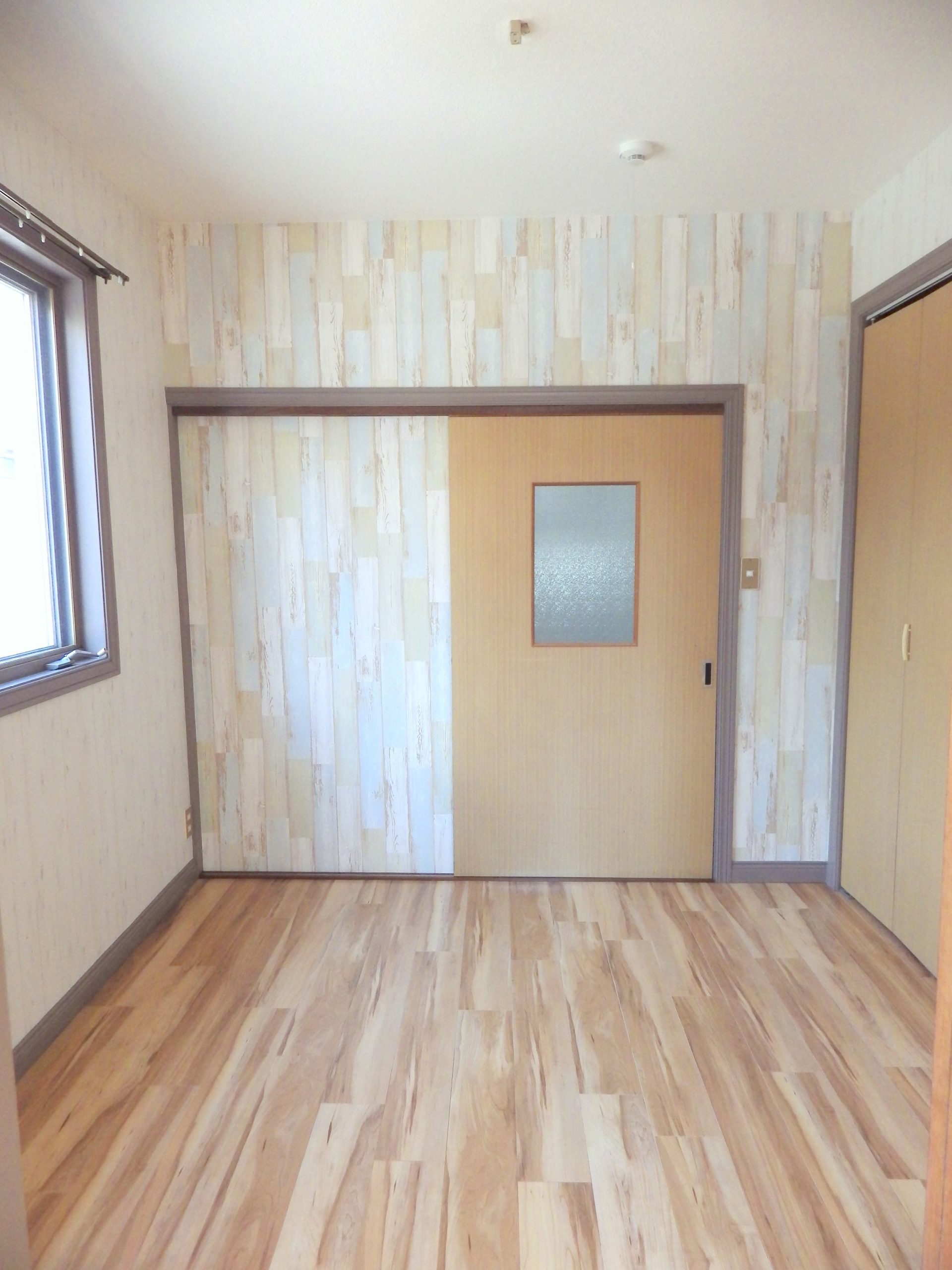 パシフィックコテージ アクセントクロスがオシャレなお部屋です