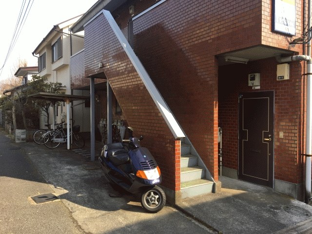 イーストウインド 敷地内屋根付きの駐輪場がございます。