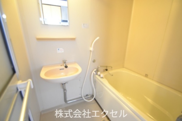 ロイハウス 綺麗な浴室でゆっくりおくつろぎいただけます。