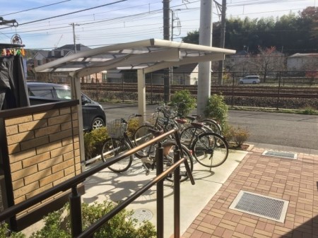 サヌール 屋根付きの駐輪場です。