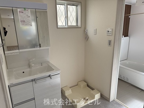 並木町3丁目戸建賃貸住宅 独立洗面台と室内洗濯機行き場完備です！