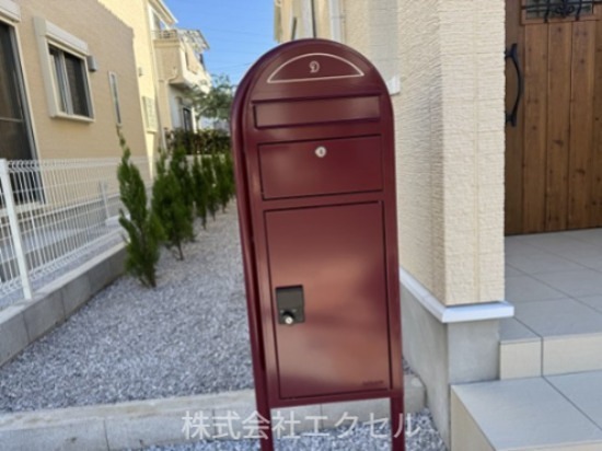 並木町3丁目戸建賃貸住宅 かわいいデザインのポストと宅配ボックスです。