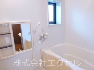 シェモワC ゆったり入れる浴室です。
