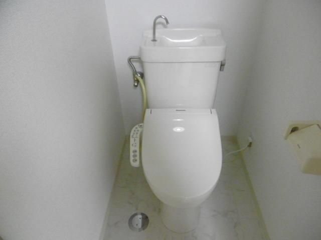 パルコモンクロダ  ウォシュレット機能付きのトイレです。