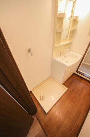 ジュネスハイム 室内洗濯機置場完備です。