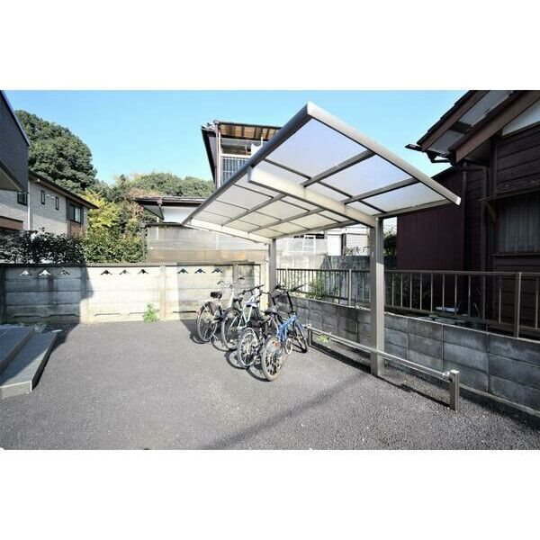 カルドファミーユ 敷地内屋根付きの駐車場です。