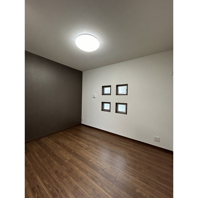 オートヴィラ1 フローリング仕様の綺麗な洋室のお部屋です。