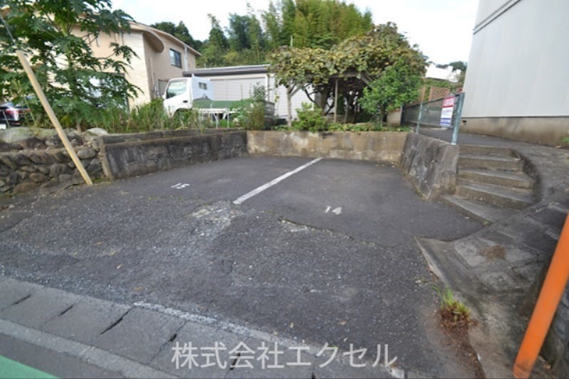 エスティーヌみよし2 舗装駐車場完備。