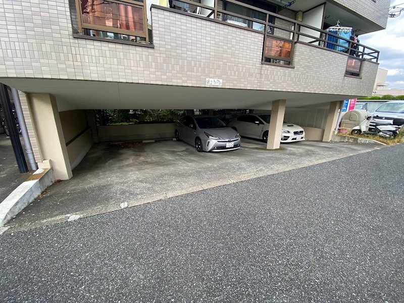 第６栄町レジデンス  駐車場