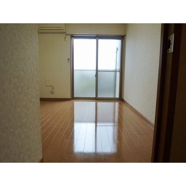 アムールジョリコリーヌ きれいなフローリングのお部屋です。