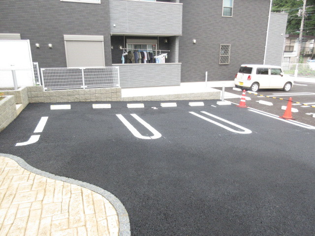 クレストコート 駐車場