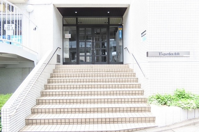 Tsgarden永山 オートロック付のエントランスです。