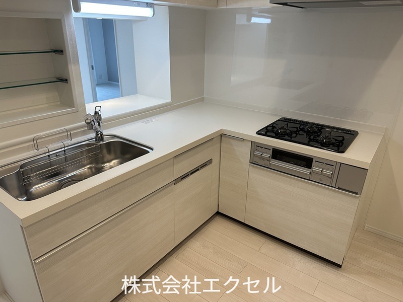 エストラーセ長池 2号棟 3口コンロ付きです。