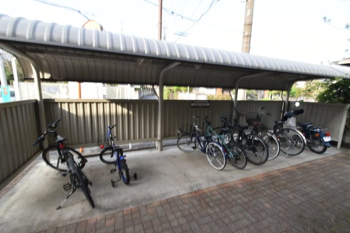 アミティエ 屋根付きの駐輪場です。