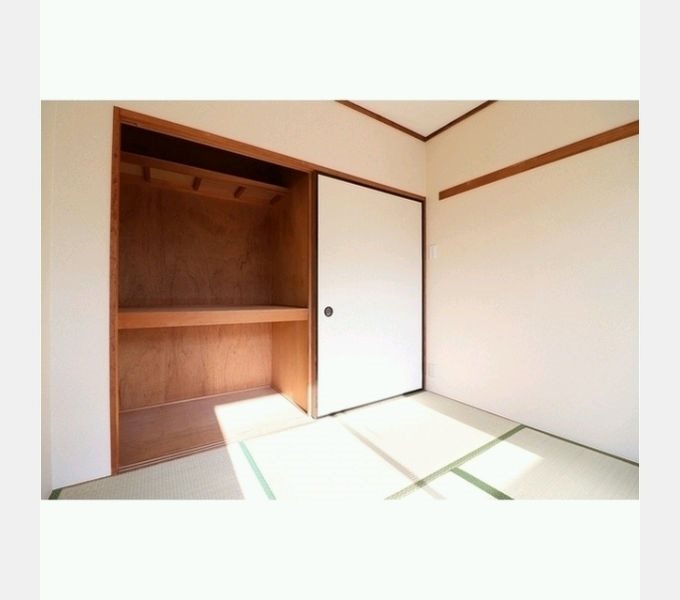 サンシャトーレマンション 収納完備でお部屋を広くお使い頂けます。