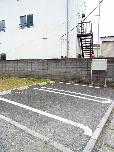 グランボナールⅣ 駐車場
