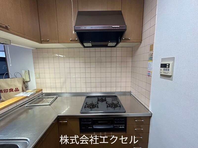 日興パレス昭島 3口コンロ付きです。