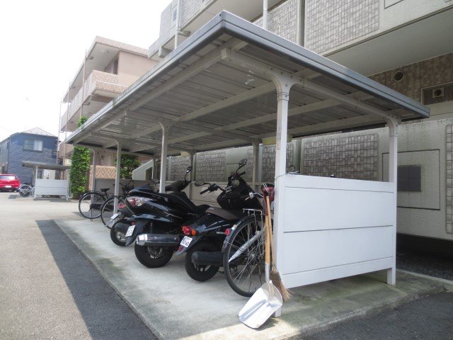 オリエンス２ 屋根付き駐輪場完備♪