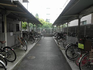 シティレジデンス豊田 屋根付の駐輪場です。