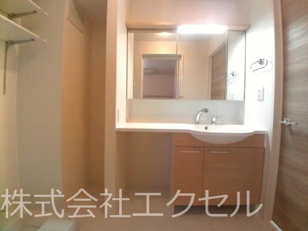 アストンパーク 鏡の大きな洗面台です。（同タイプイメージです。）
