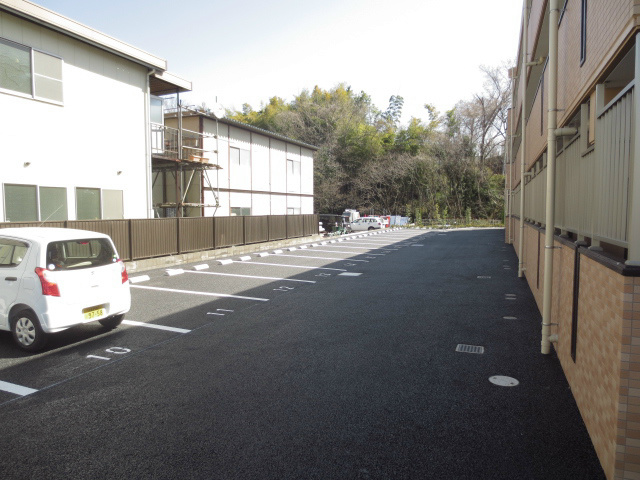 アマビリス 敷地内駐車場は月額10,000円（2台目5,000円）で貸出可能